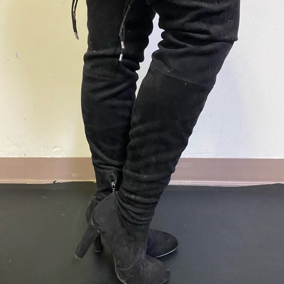 Thigh high black suede boots - Picture 4 of 4